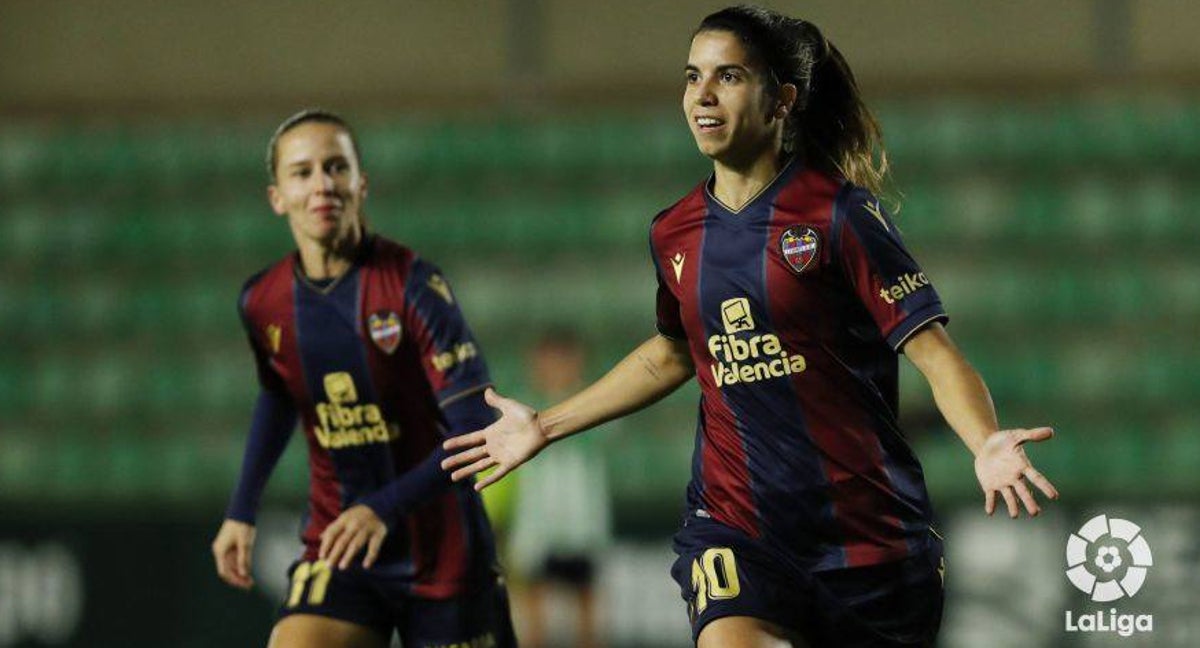 Alba Redondo celebra uno de los tres goles que le marcó al Betis la jornada pasada.