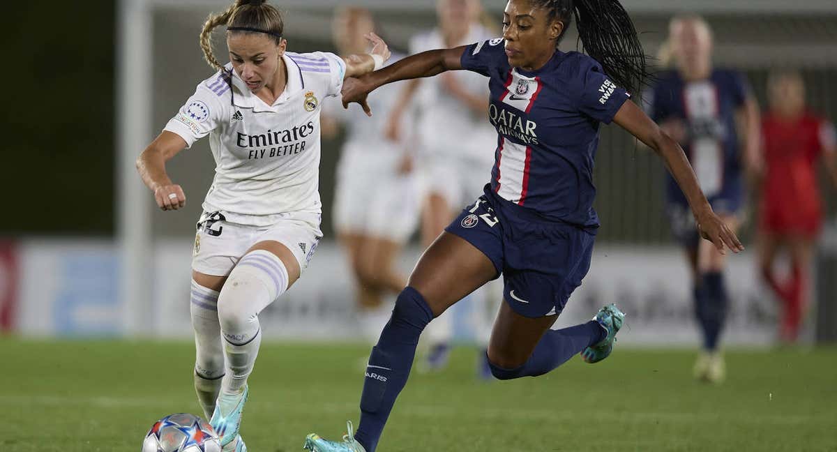 Athenea del Castillo intenta zafarse de Ashley Lawrence durante la disputa del Real Madrid - PSG de la Champions.  /Getty