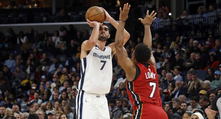 Santi Aldama tira en la cara de Kyle Lowry en el partido ante los Heat.