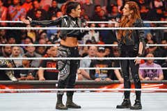 Damage CTRL son un problema para Becky Lynch