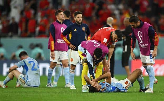 Rodri se lamenta tumbado en el suelo tras la eliminación de España, mientras David Raya y Koke intentan consolarle REUTERS