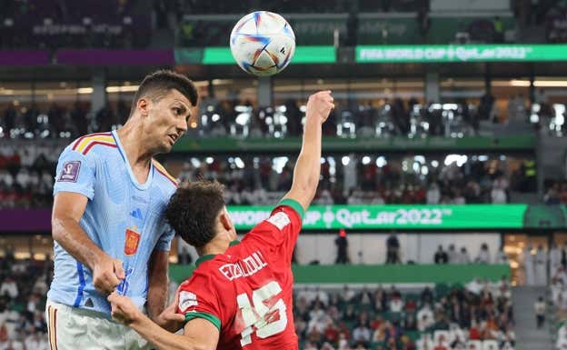 Rodri gana un duelo ante Amallah en el partido ante Marruecos.  AFP