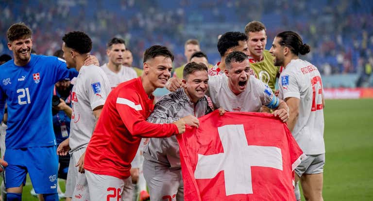 Jashari, Shaqiri y Xhaka celebran la clasificación para octavos.