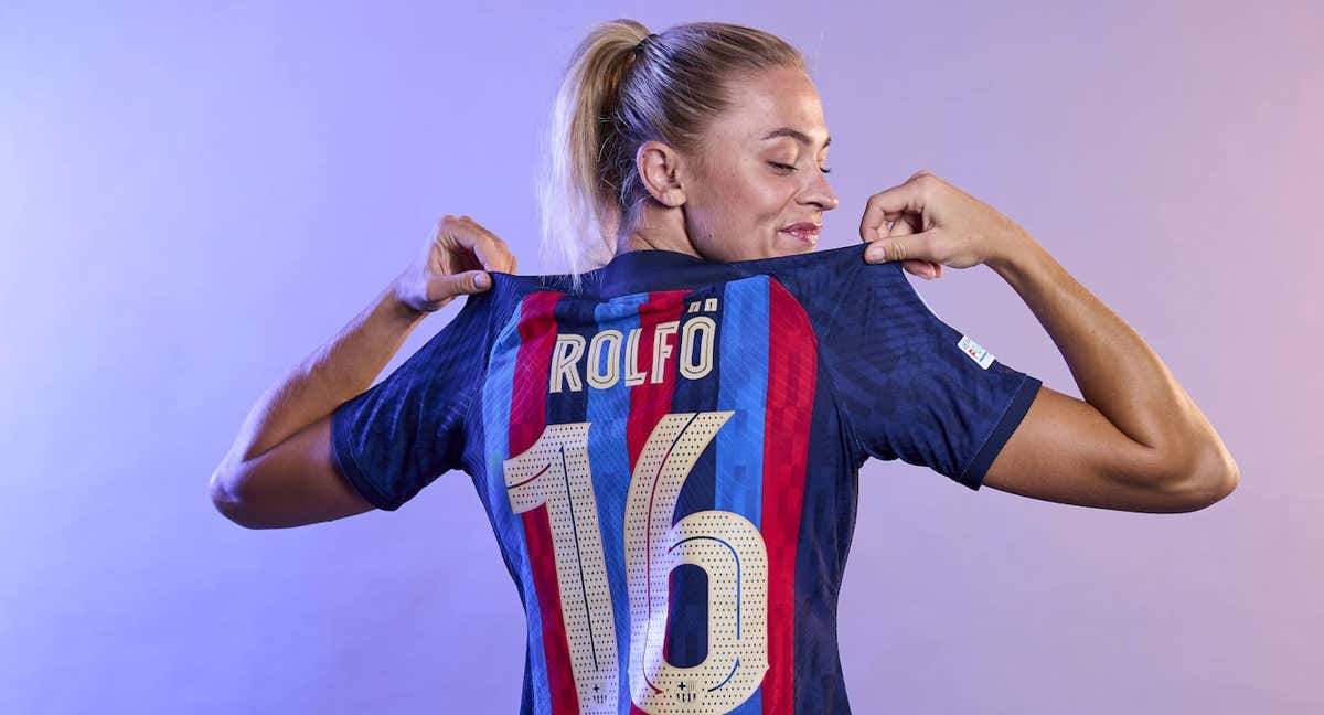 Fridolina Rolfö posa durante la sesión de fotos de la UEFA de la Champions femenina.