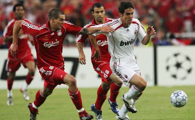 Daniel Agger, a la izquierda, disputa un balón con Kaká en la final de la Champions de 2007.  GETTY