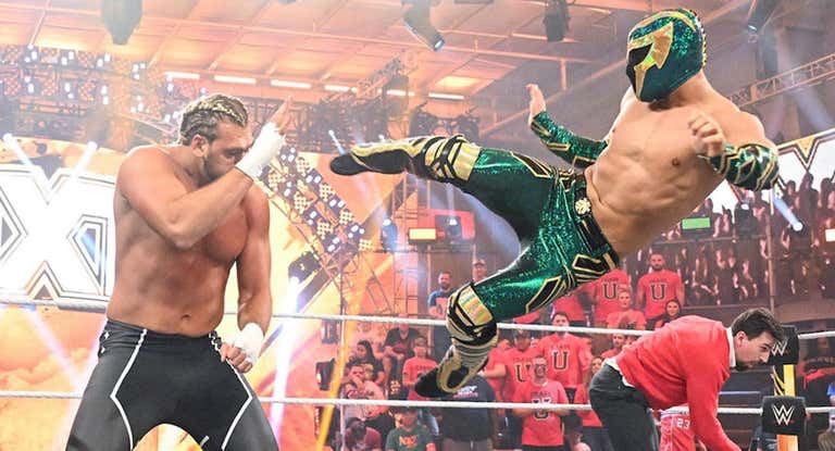 Axiom golpea a Von Wagner durante su combate en NXT.