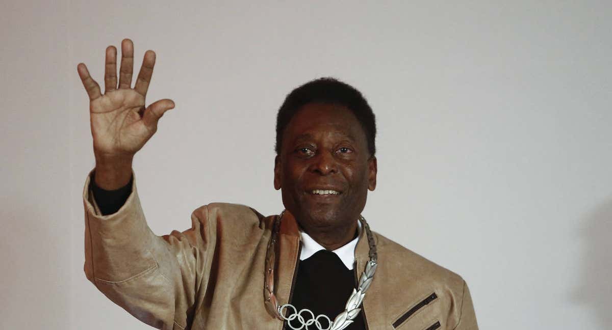 Pelé saluda a los aficionados durante un acto publicitario.