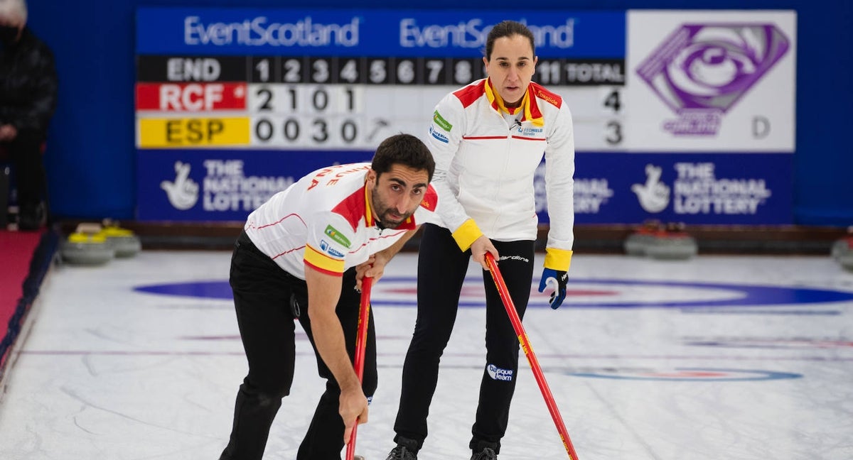 Mikel Unanue y Oihane Otaegi durante el clasificatorio para el Campeonato del Mundo de curling 2023.