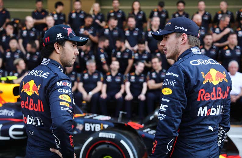 El incendio de Red Bull continúa en las oficinas: «Pérez no puede retar a Verstappen»