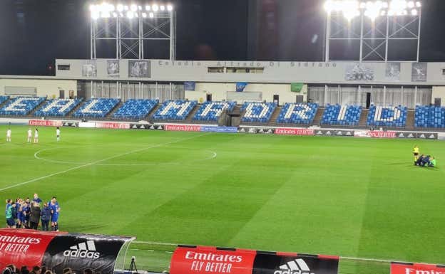 Emma Hayes con casi todas sus jugadoras en el banquillo mientras atienden a Berger.  Relevo