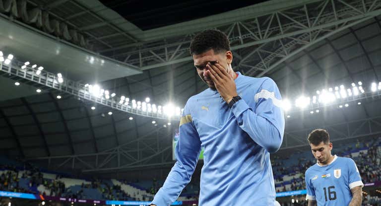 Araujo, desconsolado tras la eliminación de Uruguay.