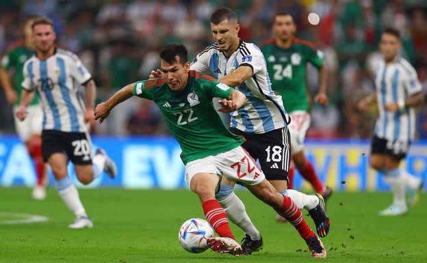 Guido Rodríguez presiona a Hirving Lozano.