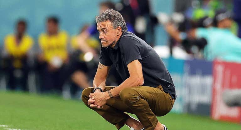 Luis Enrique, de cuclillas, durante el partido ante Marruecos.