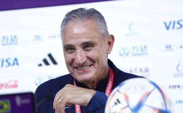 Tite, sonriente, en la rueda de prensa previa al duelo con Croacia. Efe