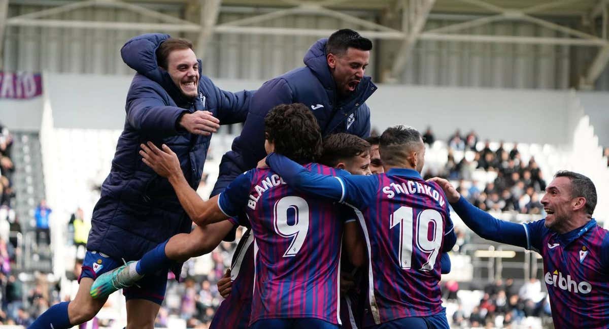 Jugadores del Eibar celebran su triunfo ante el Burgos/SD EIBAR