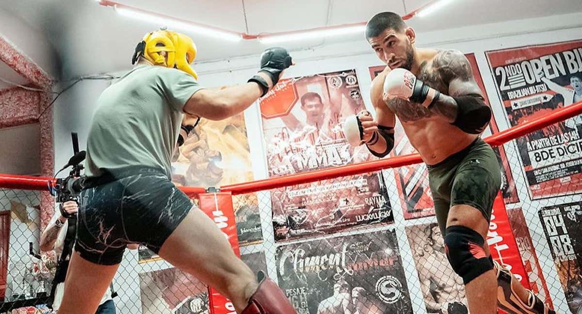 Ilia Topuria, durante un entrenamiento en el Climent Club de Alicante./