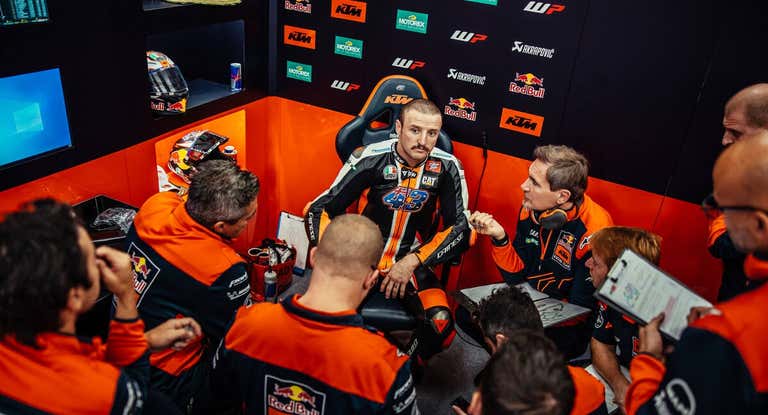 El piloto Jack Miller, rodeado de técnicos de Red Bull KTM.