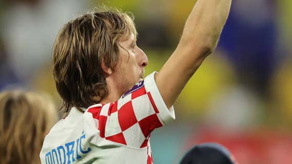 Modric levanta el puño tras ganar a Brasil./GETTY