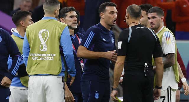 Las decisiones respaldan a Scaloni: de la pizarra a De Paul