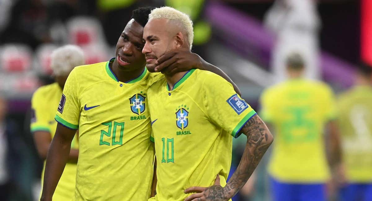 Vinicius consuela a Neymar.