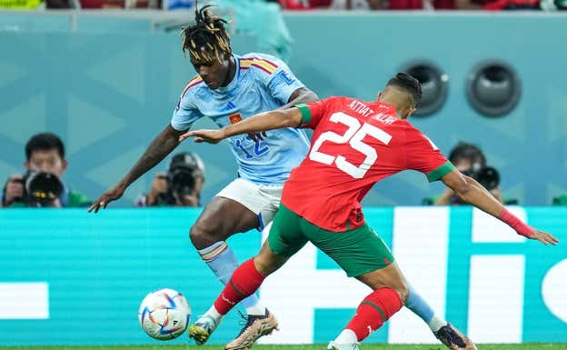 Nico Williams se marcha del lateral marroquí. AFP