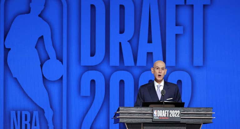 Adam Silver, actual comisionado de la NBA, durante el último draft.