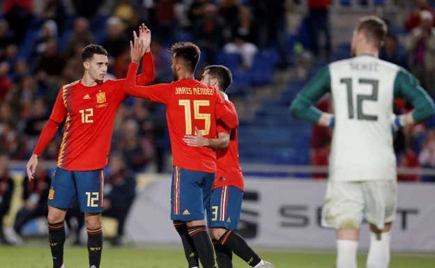 Brais Méndez, junto a Mario Hermoso, en su debut con la Selección ante Bosnia.  Reuters