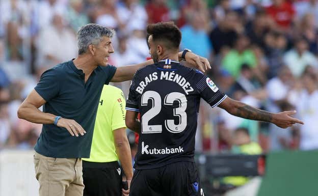 Imanol da órdenes a Brais Méndez en un partido de esta temporada.  AFP