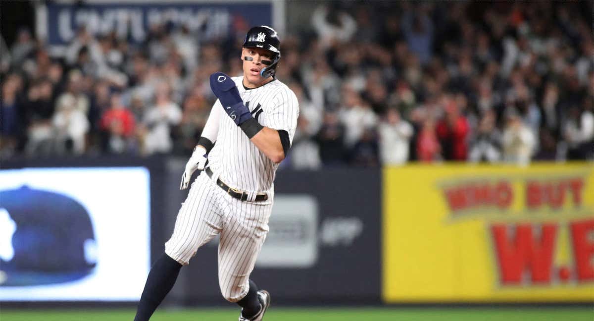 Aaron Judge tras un conectar un batazo con los Yankees.
