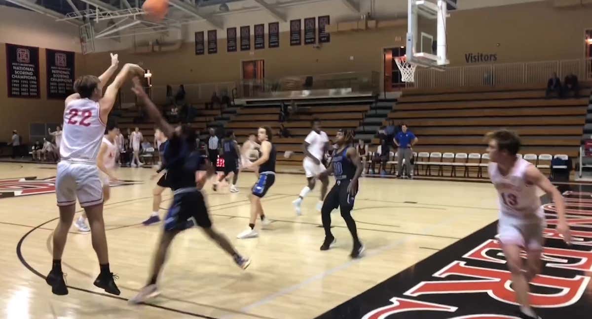 Adam Phillips anota uno de los 111 triples que la Universidad de Grinnell lanzó ante Emaus.