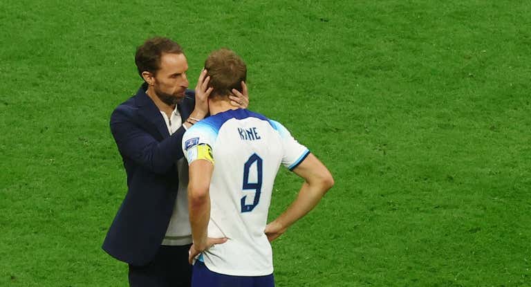 Gareth Southgate consuela a Karry Kane tras el partido.