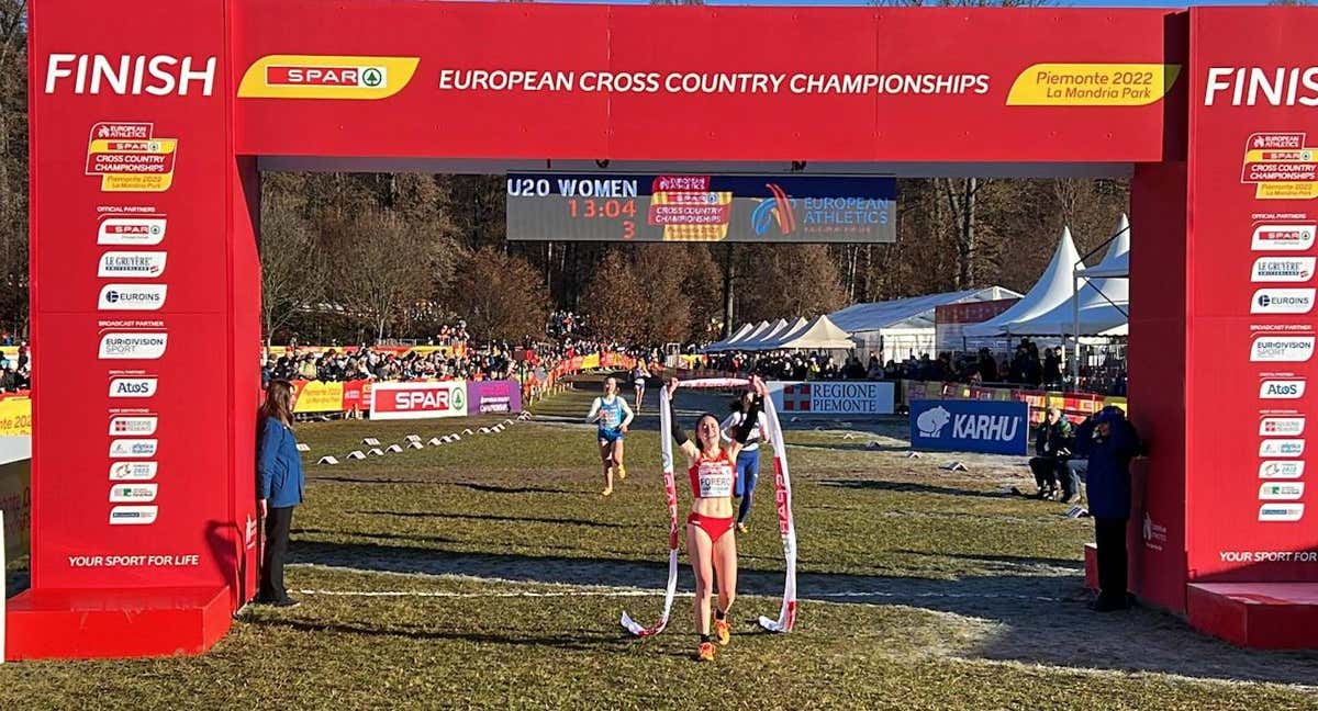 María Forero (19) entra vencedora en la meta de Turín. /RFEA