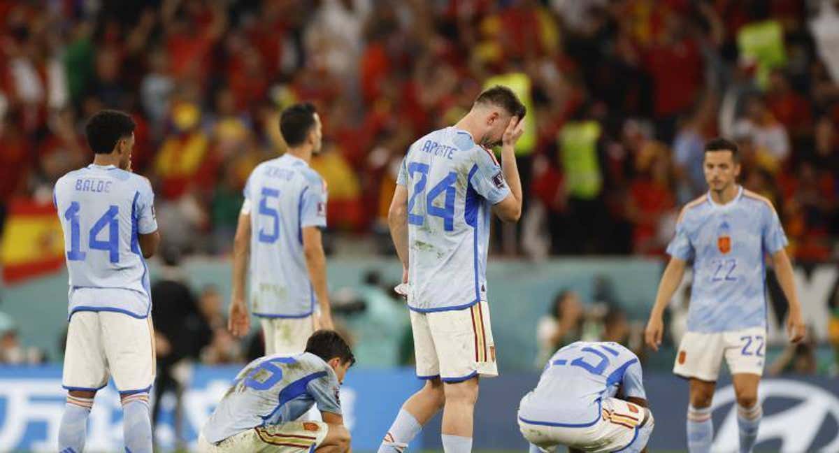 Los futbolistas de España tras caer eliminados ante Marruecos.