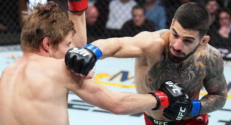 Ilia Topuria lanza un golpe a Bryce Mitchell durante su combate en el UFC 282.