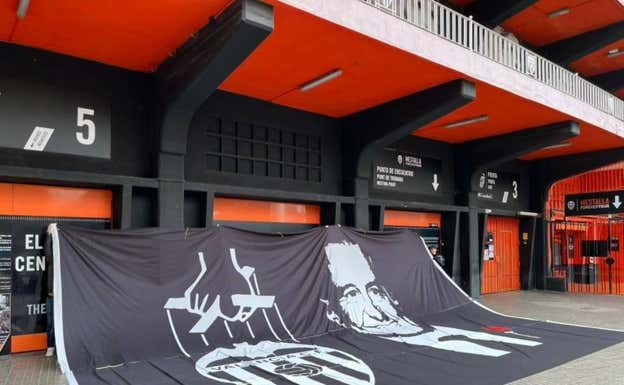 El cartel sobre Jorge Mendes' de Libertad VCF.  Libertad VCF