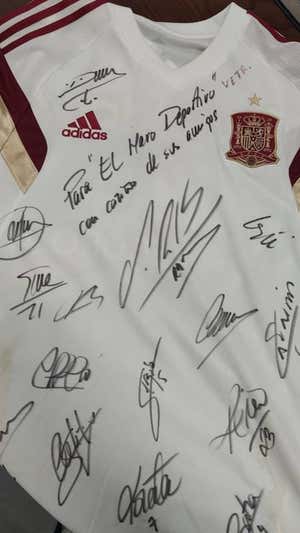 Camiseta de España firmada y dedicada por Luis al Haro Deportivo.
