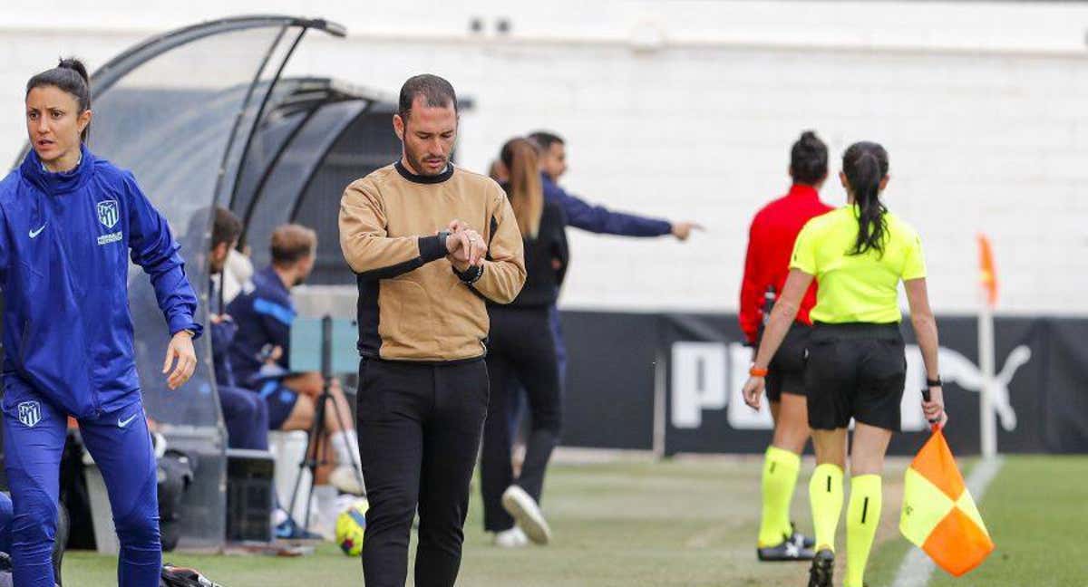 Óscar González mira el reloj durante la última victoria del Atleti ante el Valencia. /LaLiga