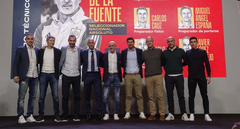 Luis de la Fuente, en el centro, rodeado por Luis Rubiales, Albert Luque y todo su cuerpo técnico.