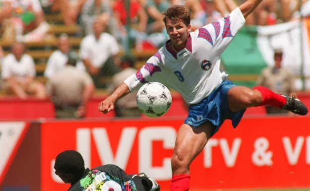 Salenko, en un remate contra Camerún en el Mundial de 1994.  AFP