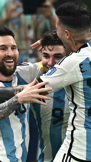Enzo y Messi felicitan a Julián Álvarez tras marcar ante Croacia. Reuters