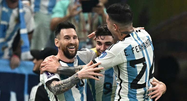 Messi, Julián y Enzo celebrando el gol