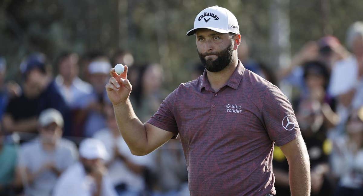 Jon Rahm muestra una bola tras uno de sus birdies en el pasado Open de España. /EFE