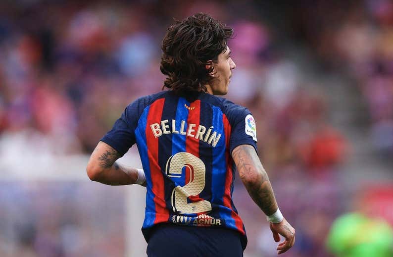 Buena sintonía entre Barça y Bellerín, que no saldrá en enero