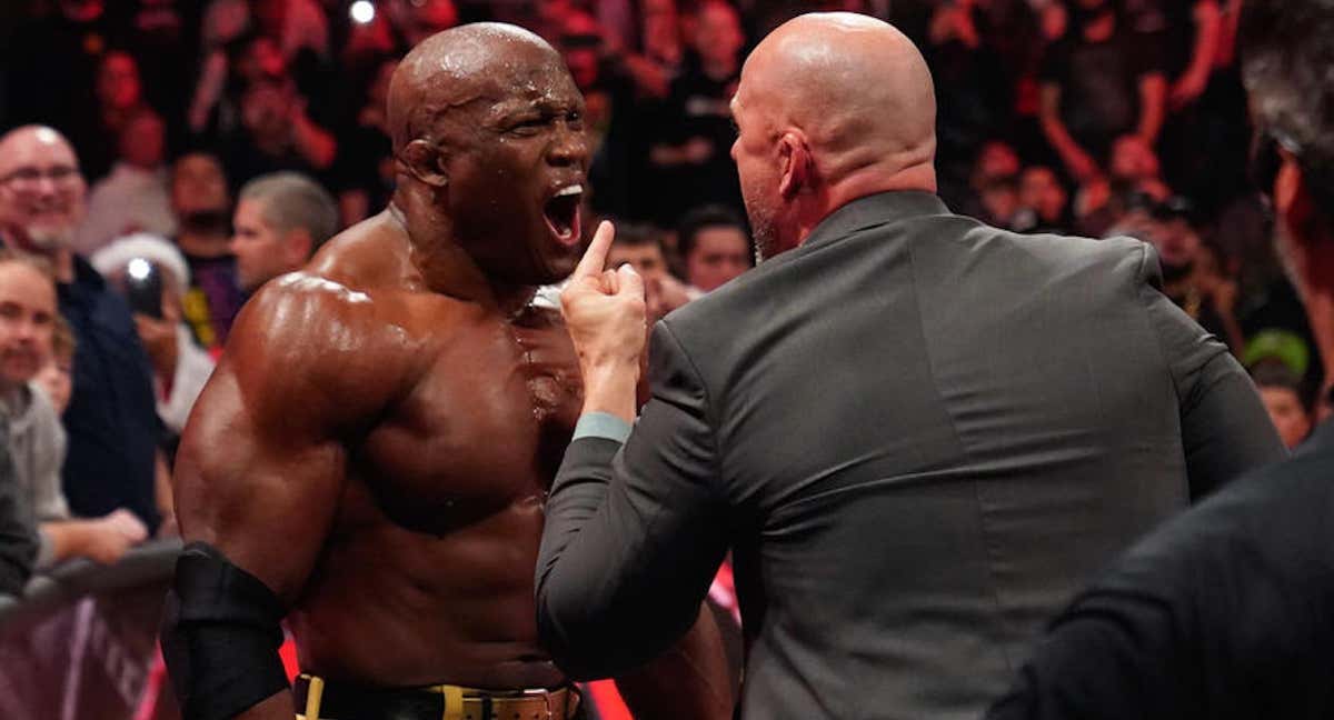 Bobby Lashley discute con Adam Pearce en Raw.