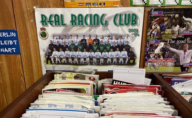 Foto de la plantilla del Racing a la que se unió Regragui en el estadio del Ashton United. DE GRADO