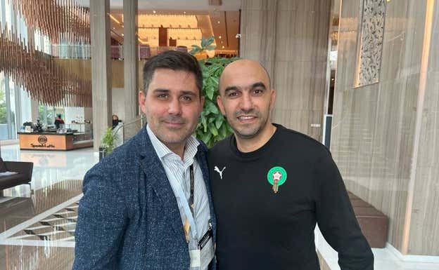 David Aganzo (AFE) junto a Regragui hace días en Catar.