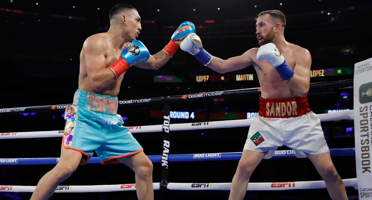 Teófimo López y Sandor Martín cruzan jabs durante su combate en Nueva York.