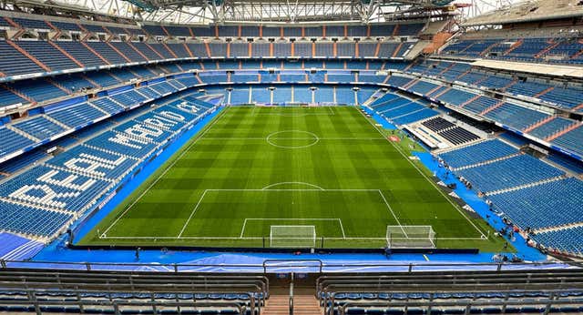 Los jardineros ‘dan con la tecla’: el césped del Bernabéu mejora