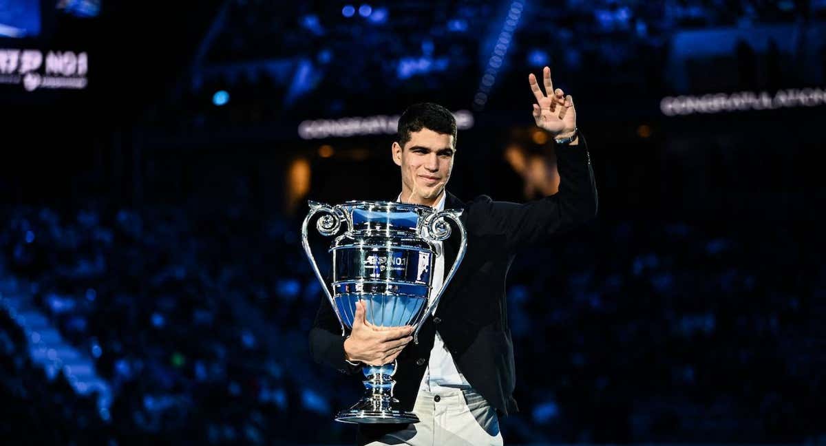 Carlos Alcaraz, con la copa que le acredita como número uno de 2022. /Marco BERTORELLO / AFP