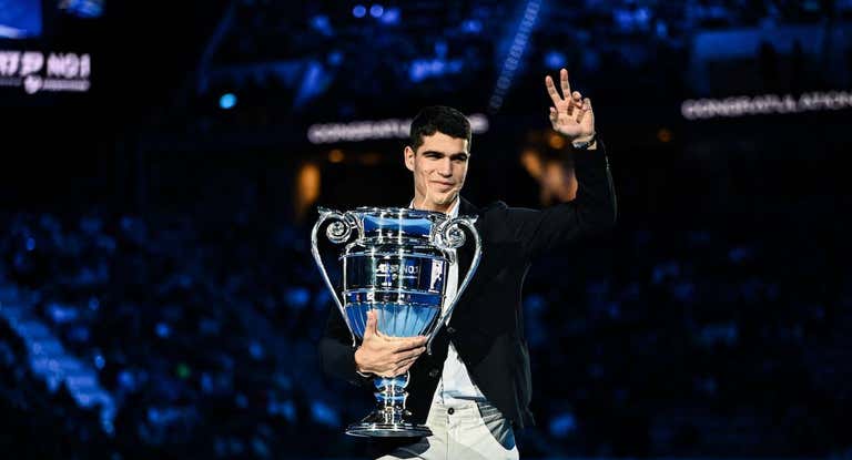 Carlos Alcaraz, con la copa que le acredita como número uno de 2022.